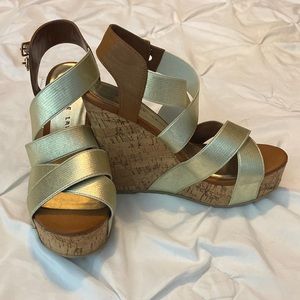 Chinese Laundry Tan & Gold wedges